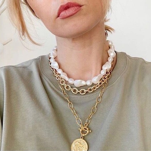 Jewelry - 💕Last one Multi Layered Pearl Golden Necklace choker